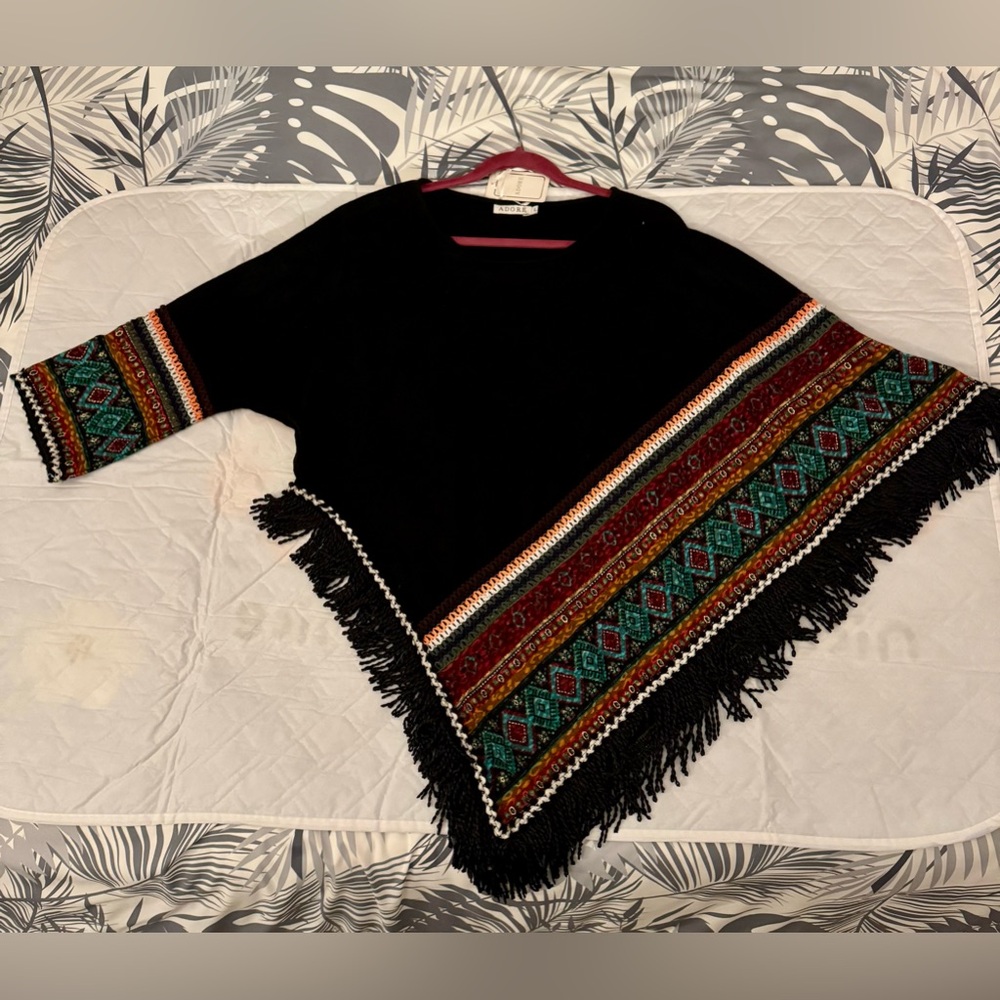 Poncho w/ one sleeve, embroidery and fringe. Black+multi/  medium